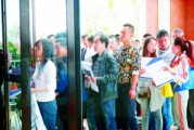 如何在房产市场中选择性价比高的房源？这种选择需要考虑哪些因素？