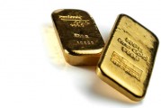 如何理解黄金美元时价的波动？这种波动对国际贸易有何影响？