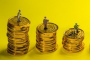 如何选择合适的基金进行购买？这种选择需要考虑哪些因素？