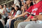 李想携妻子现身苏超,网友:想嫂生5娃气质不输女星 李想携妻子现身苏超,网友:想嫂生5娃气质不输女星